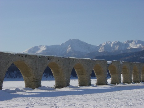 タウシュベツ川橋梁とニペソツ山（２月）.jpg