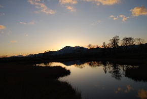沼ノ原とトムラウシ山の夕景（10月）.jpg