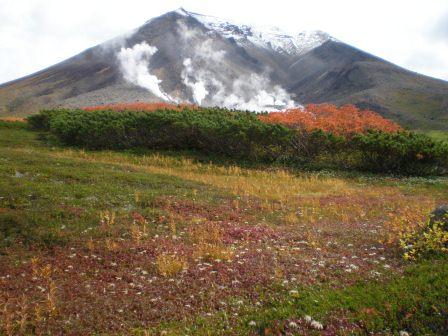 旭岳初冠雪と紅葉（９月）.jpg