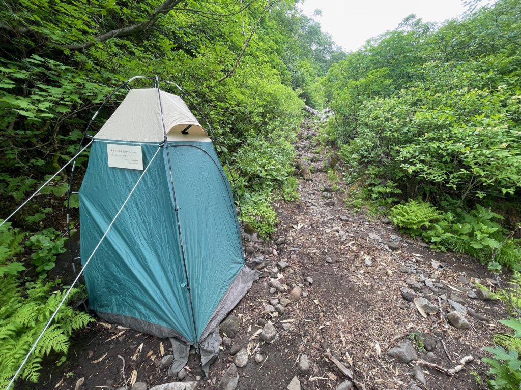 カムイサンケナイ川沿いの携帯トイレブーステント