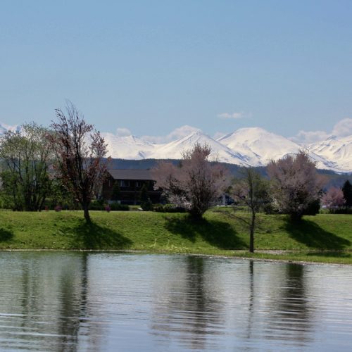 東川町遊水公園から見た十勝岳連峰