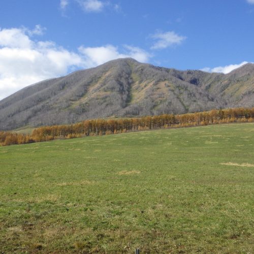 風景_晩秋の東ヌプカウシヌプリ。国立公園と人の営みが接するところ(上村)